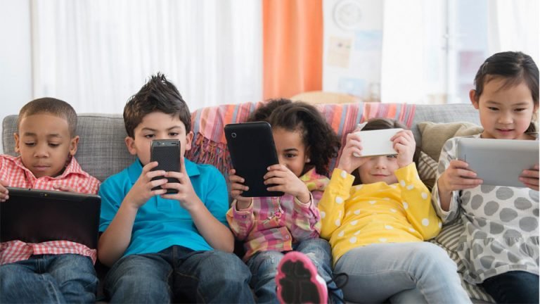 Mengenali Tanda-tanda Kecanduan Gadget pada Anak